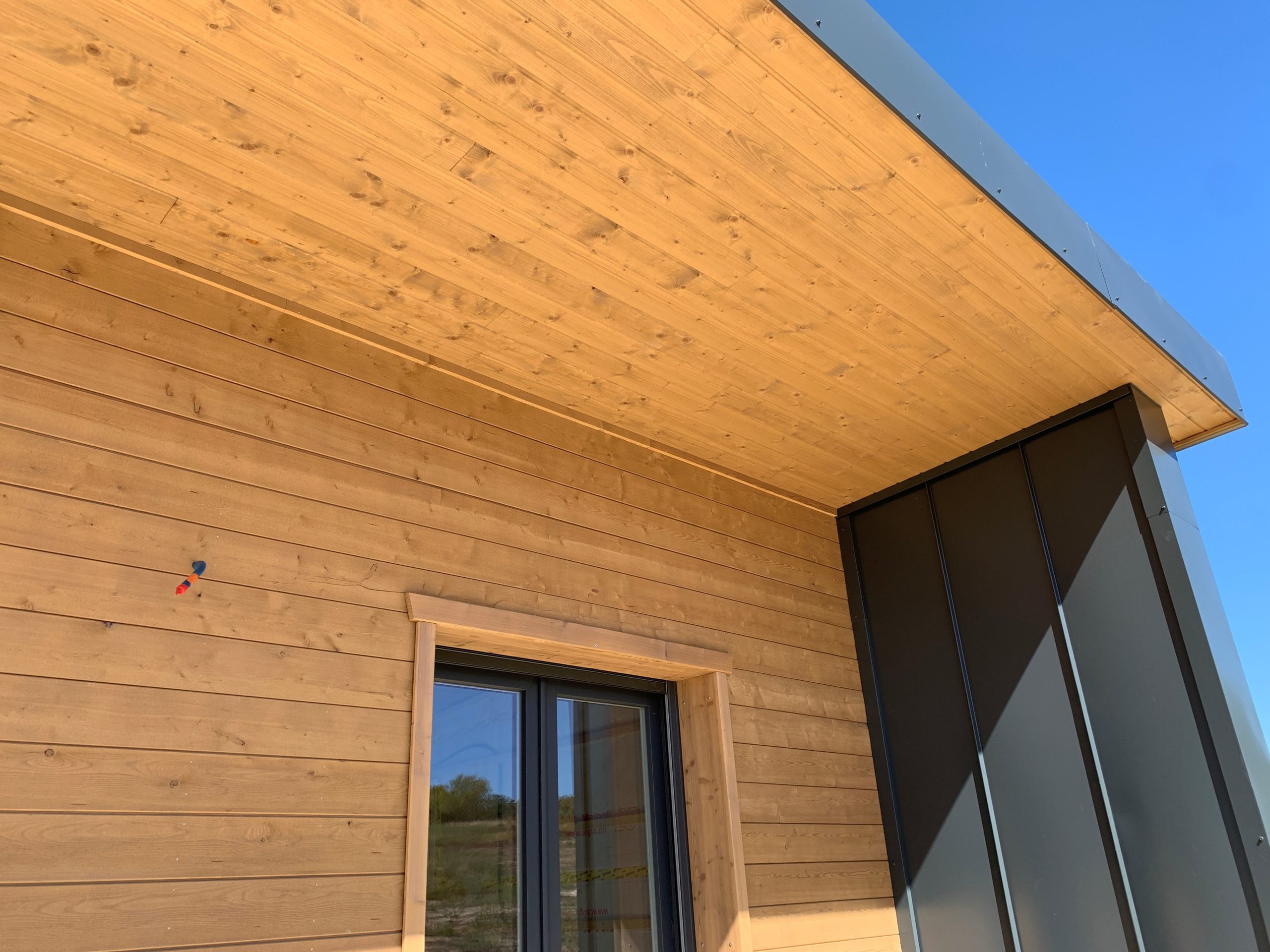 Maisons et chalets bois GICO Constructions Vosges - Maison osstaure bois avancee de toiture